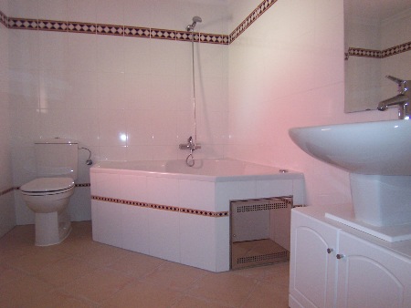 The spacious en-suite with jacuzzi bath